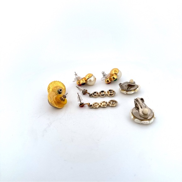 A bundle of 4 pairs of estate sale find vintage earrings - Picture 6 of 8